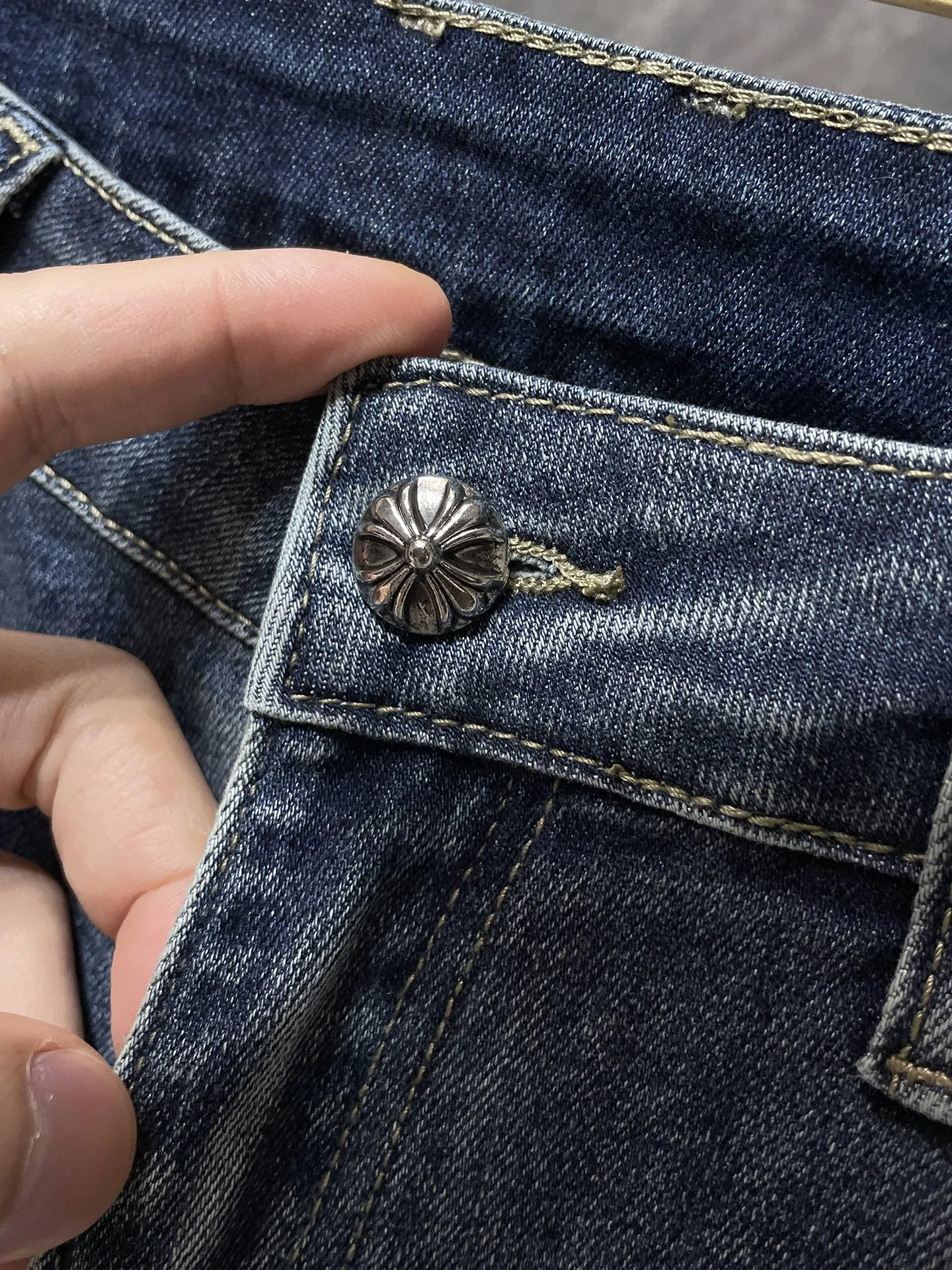 P276 Chrome Hearts🌸Jeans are here🌸 Willow cross ripped jeans. Exclusive custom weaving and dyeing. 100% pure cotton high weight denim fabric. High quality washing! After the pants are finished, do heavy enzyme stone washing and rinsing!  ✨Heavy leather embroidery➕Hand-sewn➕Denim whiskers✨Original hardware mold opening! Carrying various craft elements, this season’s most heavily crafted denim trousers!  Suitable for all kinds of outfits and can be worn in all seasons. Recommended color: dyed denim blue. Code numbers: S, M, L, XL